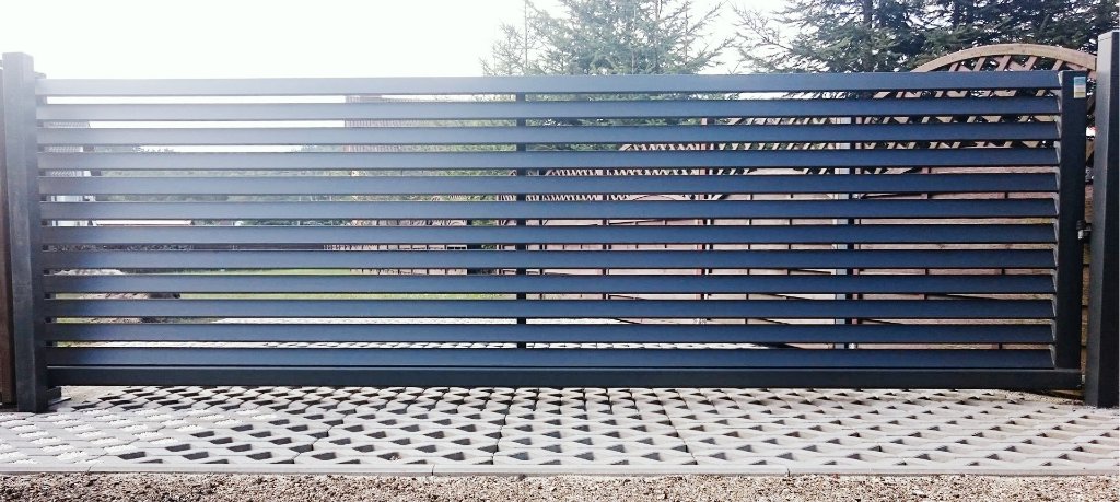Furtka aluminiowa drewniana pionowa – realizacja Bramy Bilski Słupsk kwiecień 2026