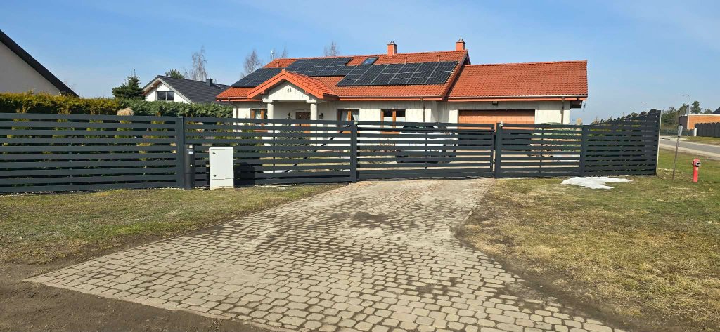 Furtka aluminiowa pionowa antracyt – montaż Bramy Bilski