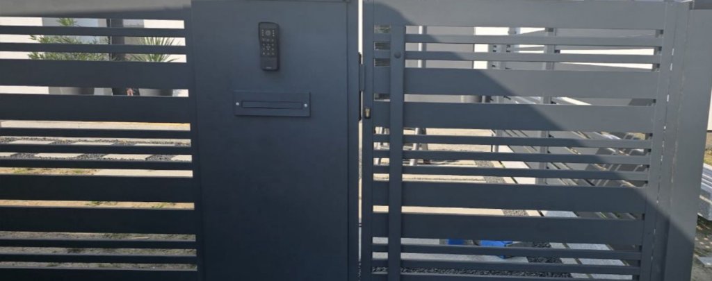 Ogrodzenie aluminiowe lamelowe antracyt przy nowym domu z bramą przesuwną – Bramy Bilski