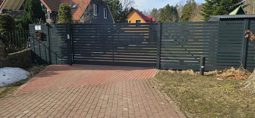 Brama aluminiowa przesuwna antracyt – realizacja Bramy Bilski Słupsk