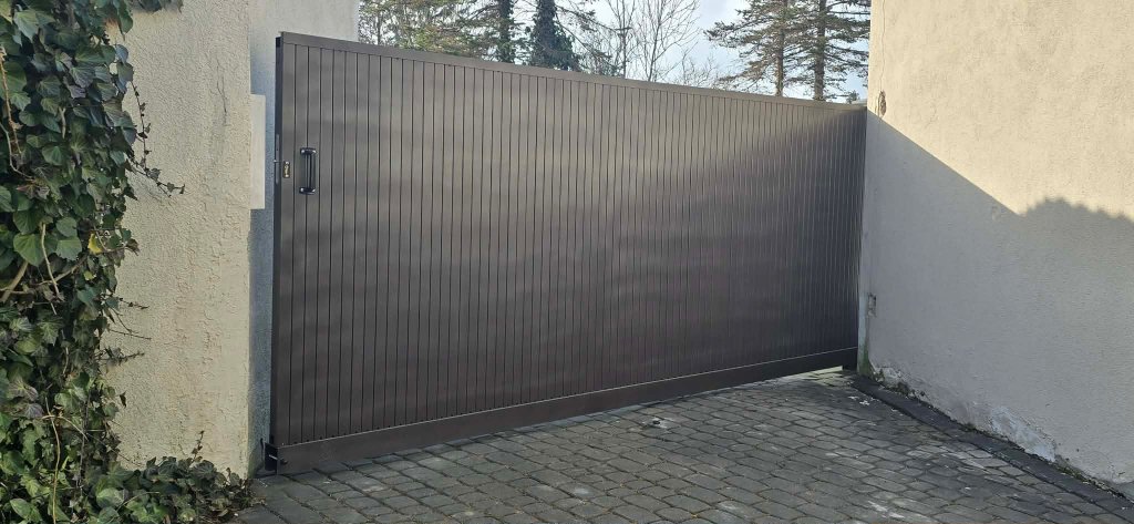 Ogrodzenie aluminiowe lamelowe antracyt długie – nowa realizacja Bramy Bilski Słupsk