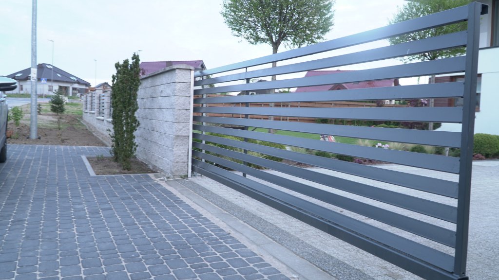 Ogrodzenie aluminiowe szerokie z bramą – realizacja Bramy Bilski