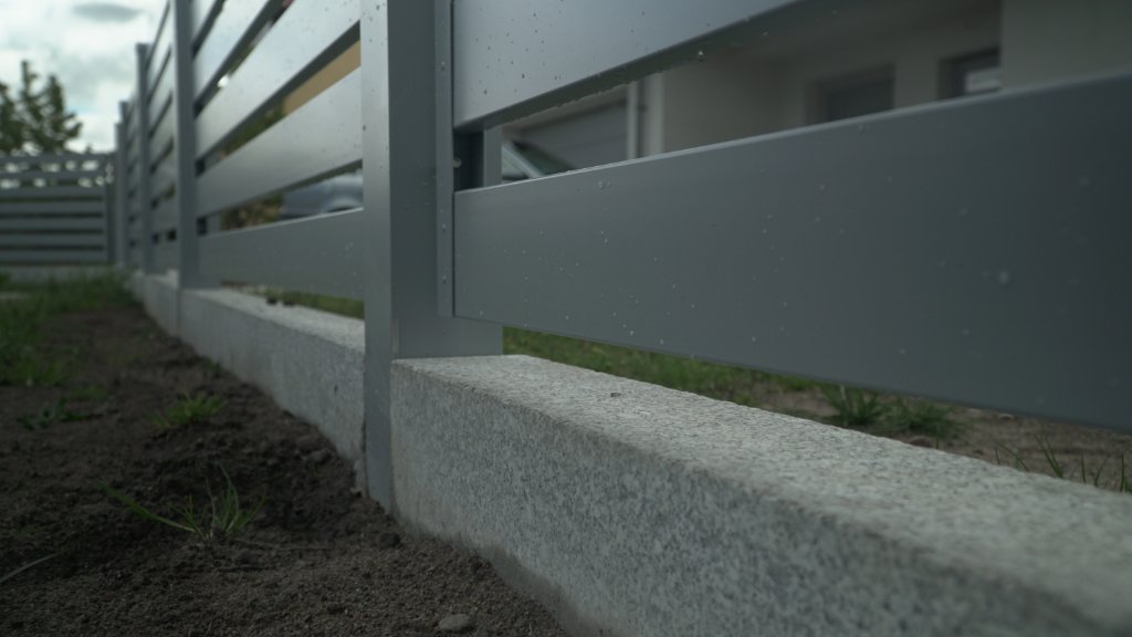 Brama dwuskrzydłowa aluminiowa czarna – realizacja Bramy Bilski Gdańsk