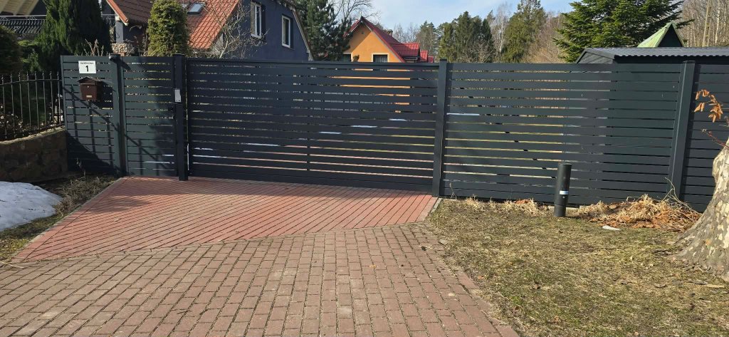 Ogrodzenie aluminiowe lamelowe antracyt z bramą i furtką – kompleksowa realizacja Bramy Bilski