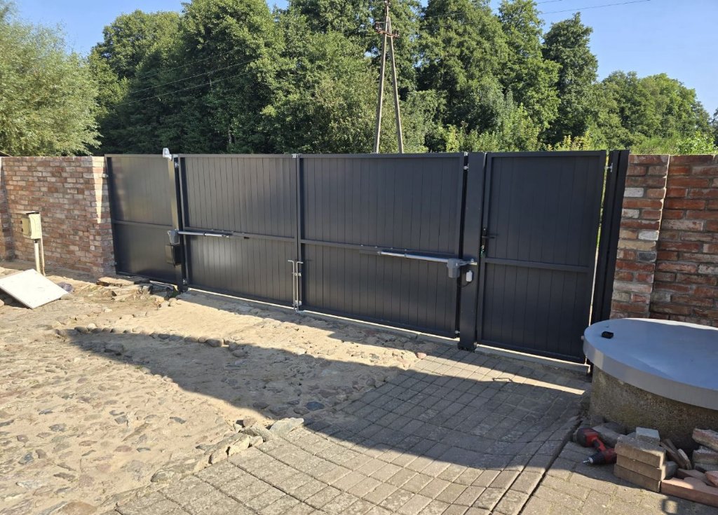 Napęd do bramy przesuwnej zbliżenie – Bramy Bilski automatyka