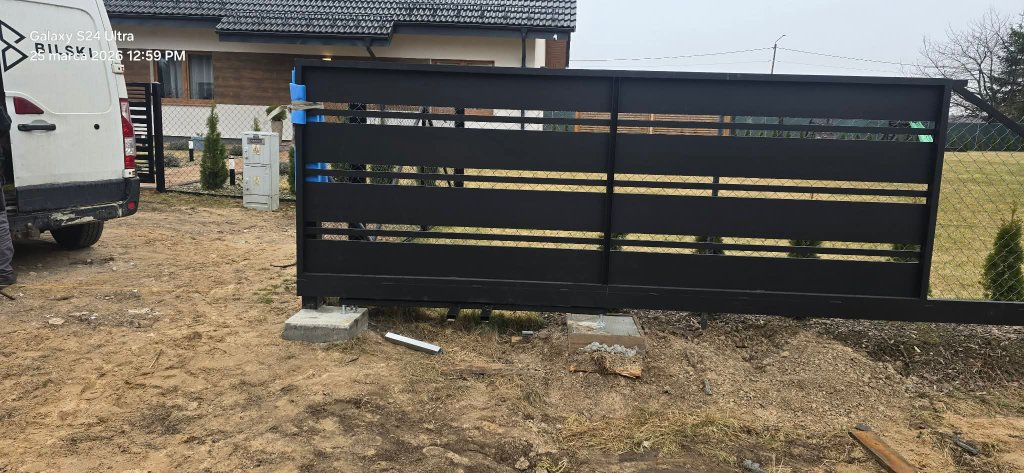 Ogrodzenie aluminiowe lamelowe antracyt – realizacja przy nowym domu Bramy Bilski