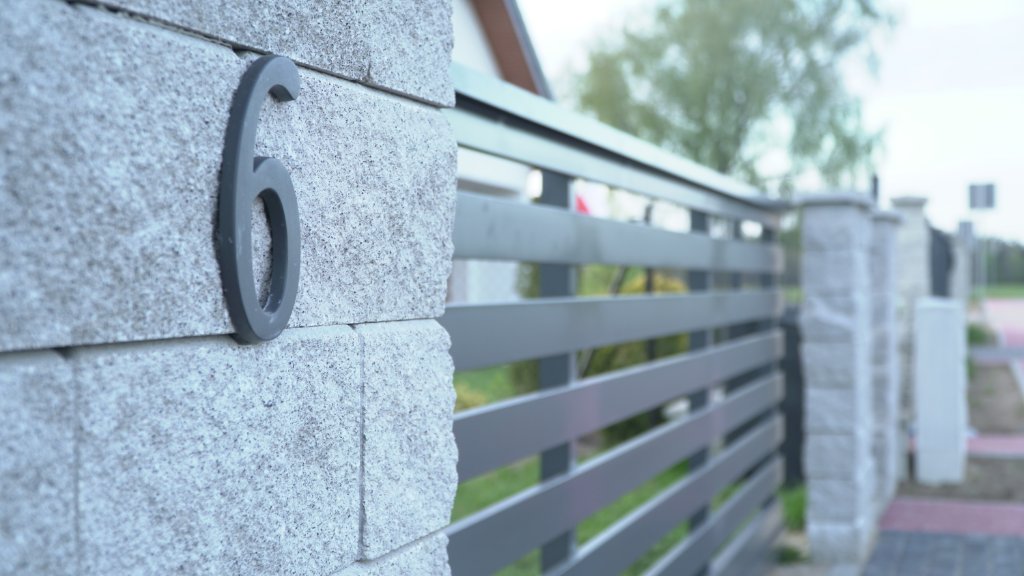 Brama aluminiowa dwuskrzydłowa czarna – instalacja Bramy Bilski