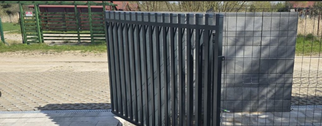 Brama przesuwna aluminiowa antracyt pionowa szeroka – realizacja Bramy Bilski