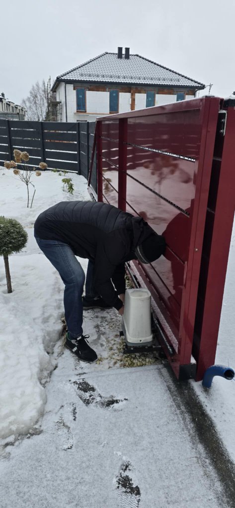 Brama aluminiowa przesuwna z furtką – realizacja Bramy Bilski Słupsk