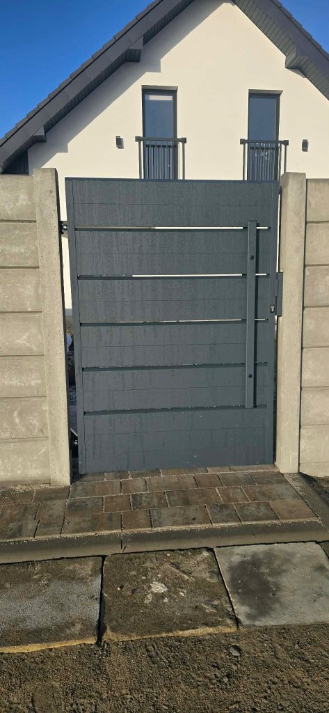 Brama aluminiowa wysoka z drewnem lamelowym – realizacja Bramy Bilski