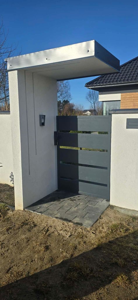 Brama dwuskrzydłowa aluminiowa antracyt z betonową podmurówką – realizacja Bramy Bilski
