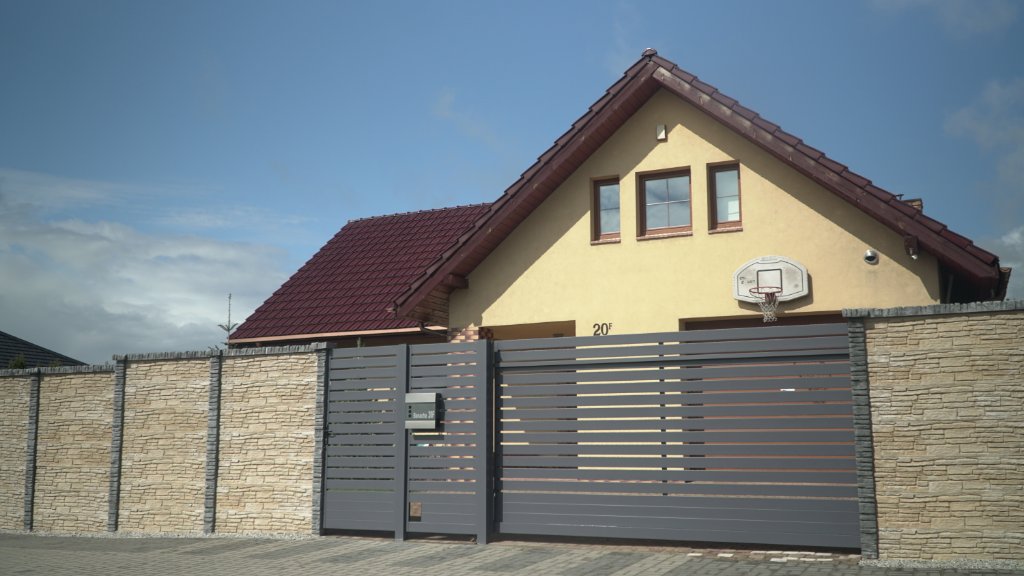 Brama przesuwna aluminiowa antracyt z furtką – realizacja Bramy Bilski Słupsk
