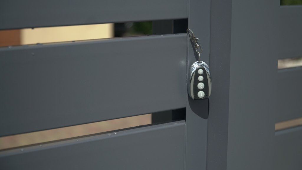 Brama przesuwna aluminiowa z wypełnieniem pionowym – realizacja Słupsk