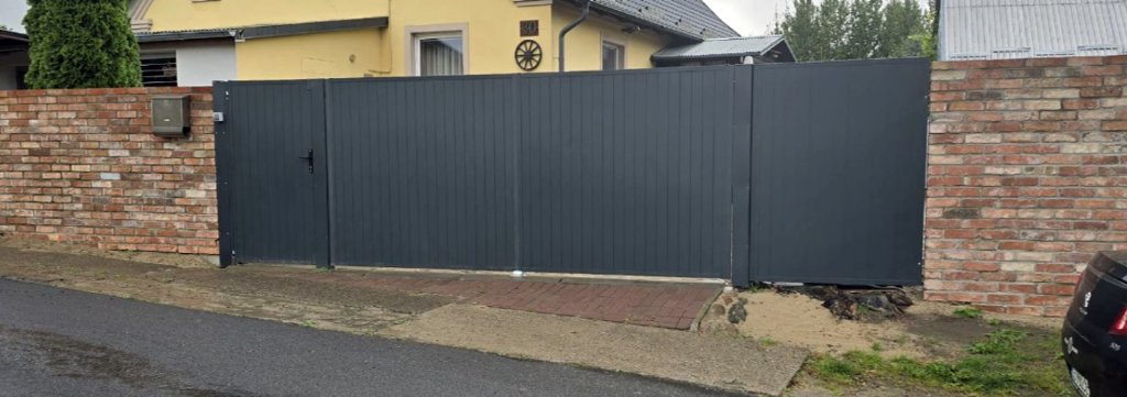 Ogrodzenie aluminiowe lamelowe antracyt przy nowym domu z bramą i furtką – realizacja Bramy Bilski