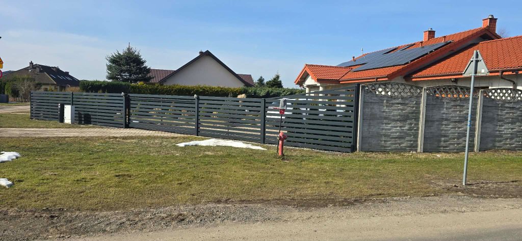 Brama przesuwna aluminiowa antracyt z ogrodzeniem lamelowym i słupkami granitowymi – Bramy Bilski