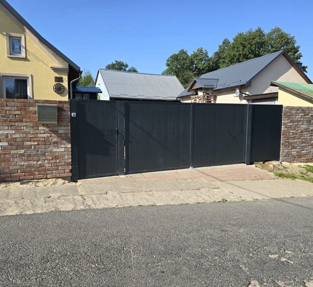 Brama aluminiowa z przeszkleniami – realizacja Bramy Bilski Gdańsk