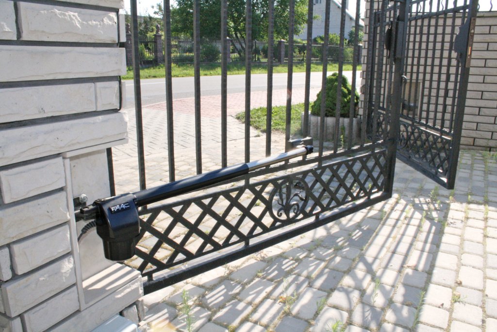 Brama przesuwna aluminiowa lamelowa antracyt z napędem – realizacja Bramy Bilski Słupsk