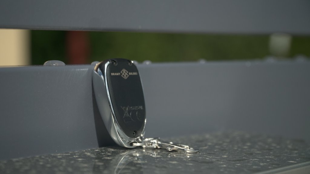Brama aluminiowa pozioma szara – nowe ogrodzenie Bramy Bilski Polska