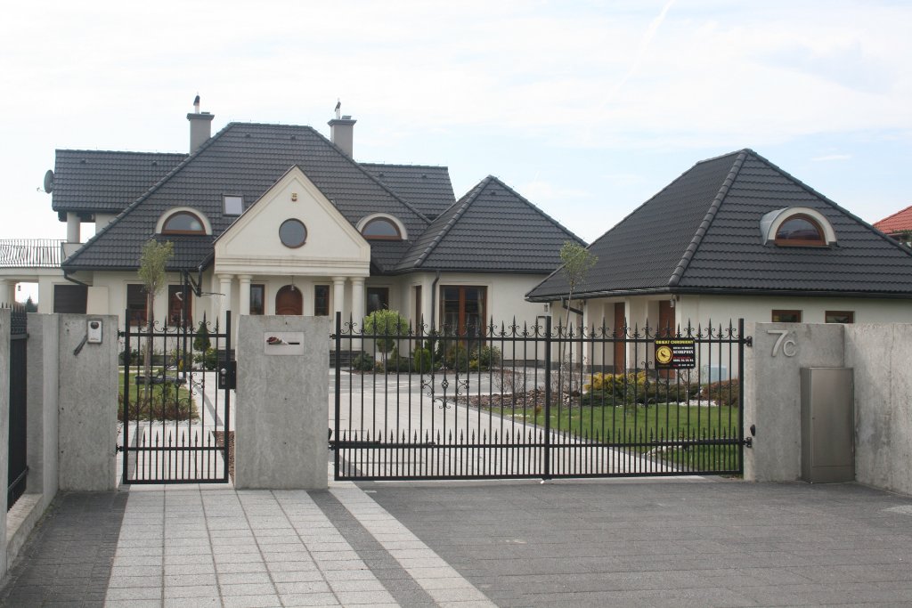 Brama przesuwna aluminiowa antracyt z ogrodzeniem w zimie – Bramy Bilski