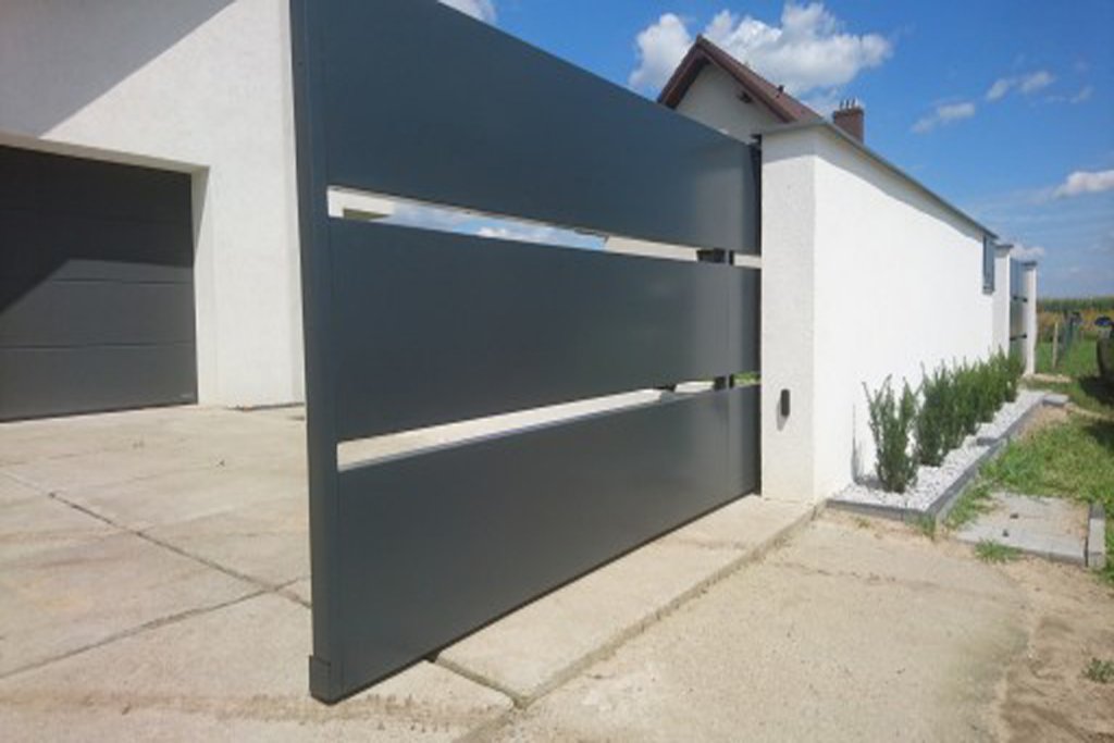 Brama przesuwna aluminiowa lamelowa ciemnoszara – ogrodzenie Bramy Bilski Polska