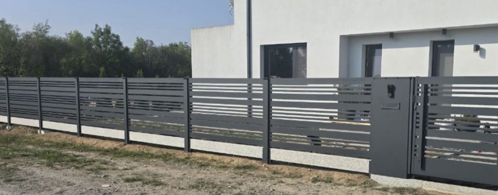 Brama przesuwna aluminiowa antracyt lamelowa – kompleksowa realizacja Bramy Bilski Słupsk