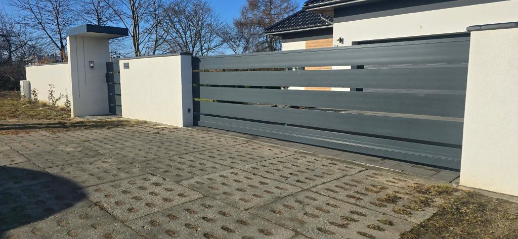 Ogrodzenie aluminiowe z fundamentem granitowym – Bramy Bilski Koszalin