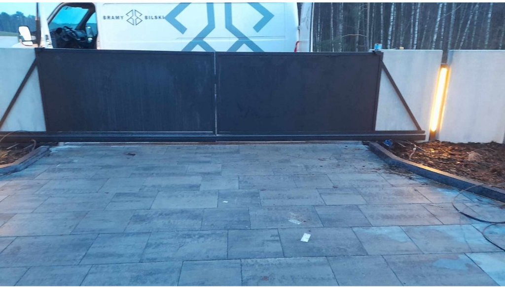Brama aluminiowa z furtką – realizacja Bramy Bilski Słupsk