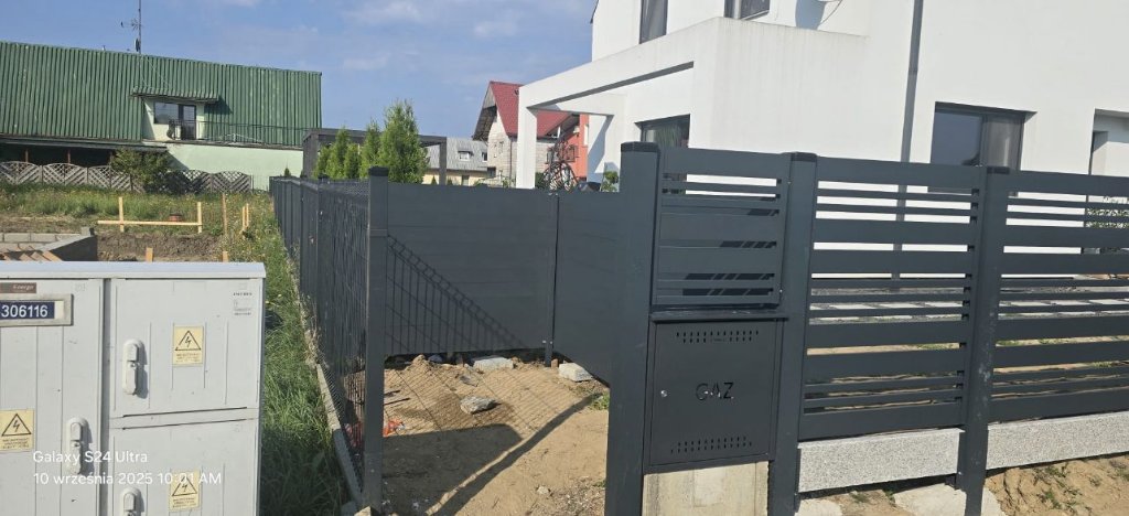 Brama przemysłowa z ogrodzeniem panelowym – Bramy Bilski