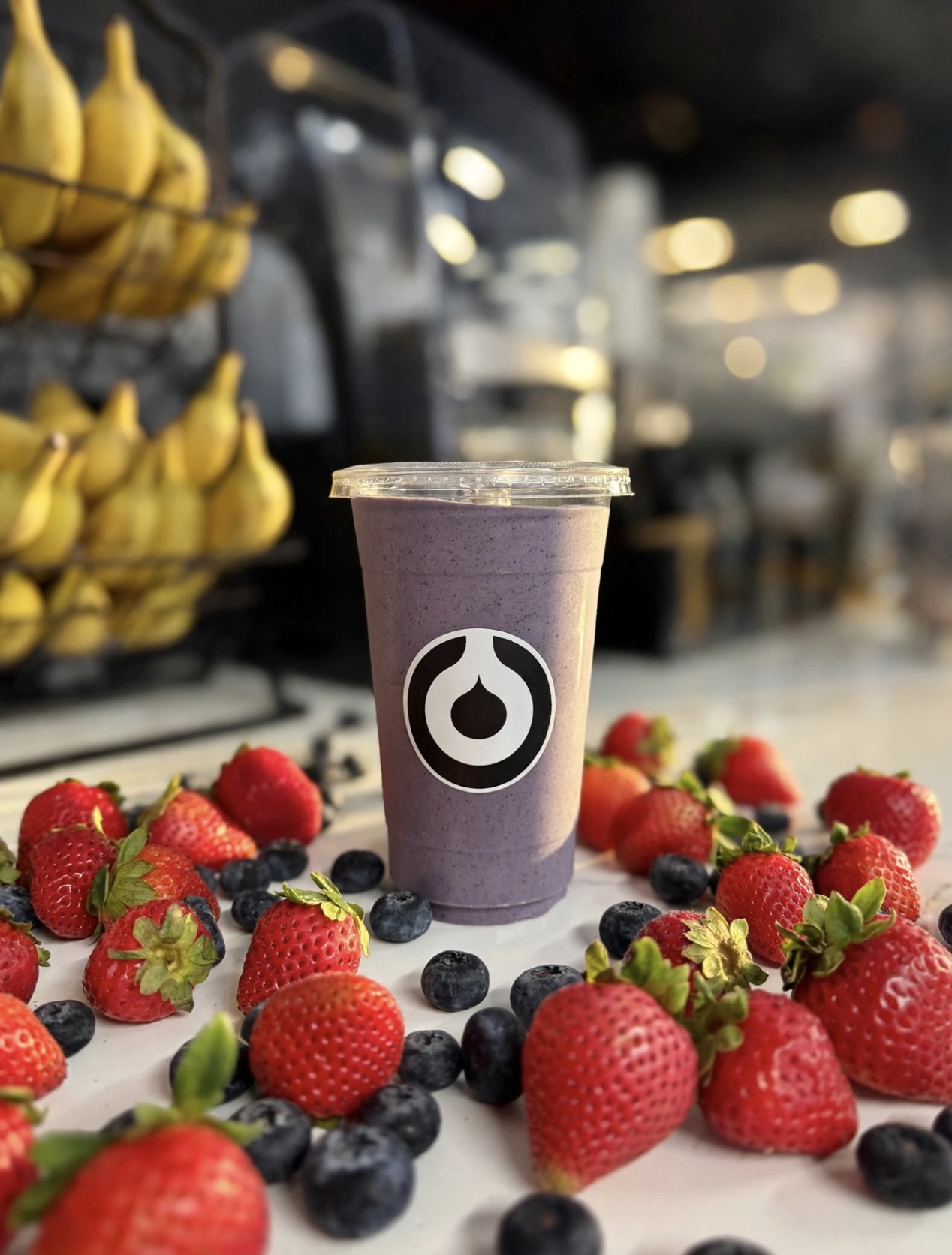 Művel Café berry smoothie with fresh strawberries and blueberries