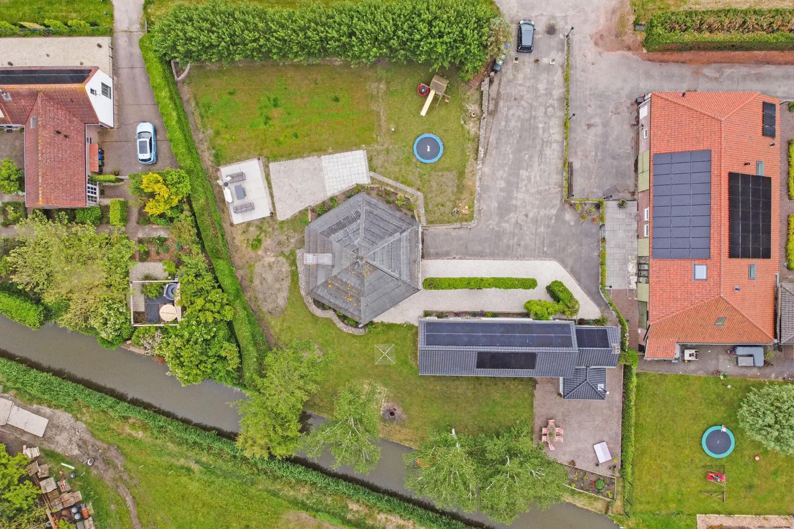 Bovenaanzicht drone van het achthoekige tentdak en perceelsindeling — YMD Bouw