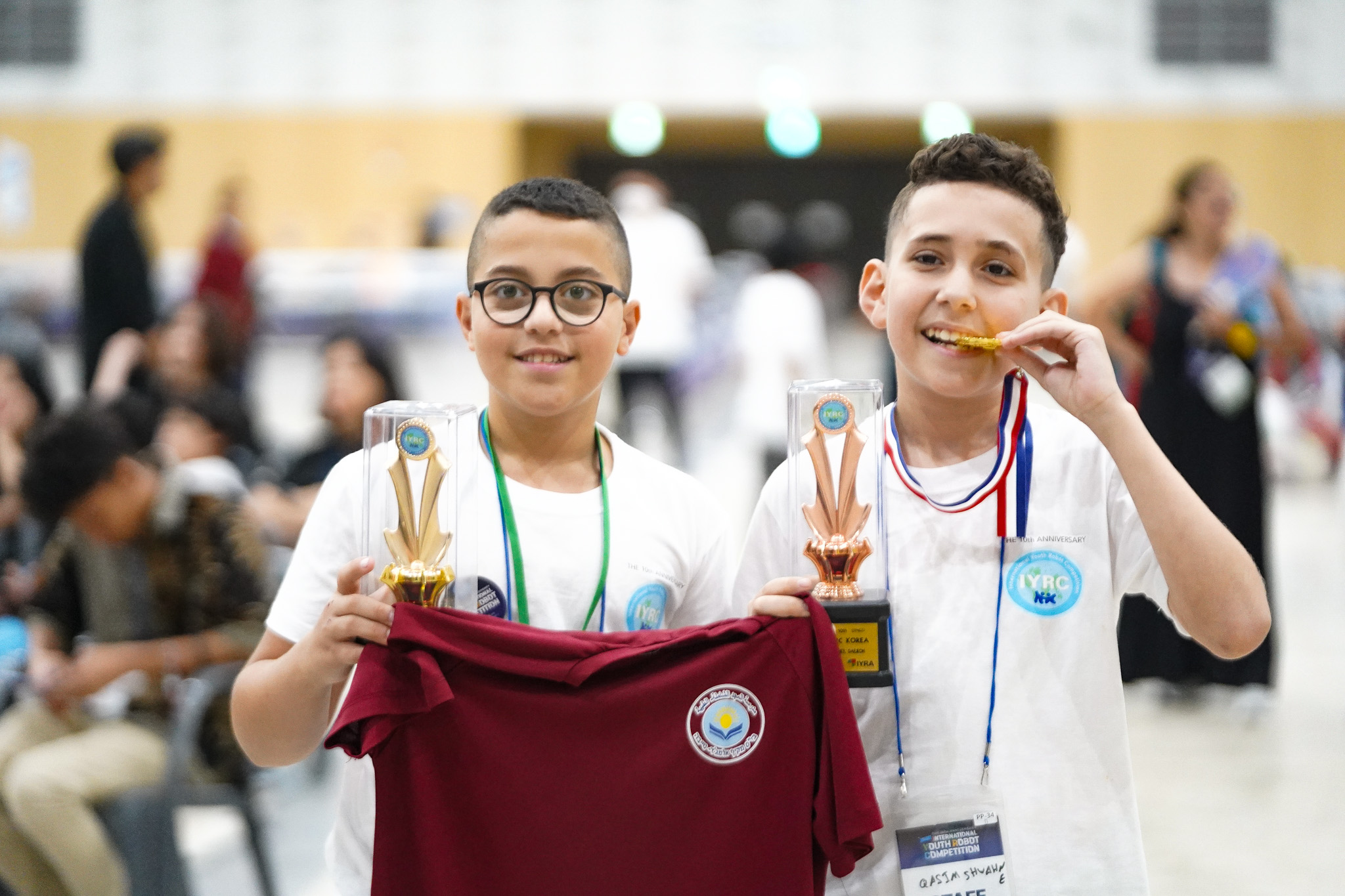 الفائزون مع الكؤوس والميداليات