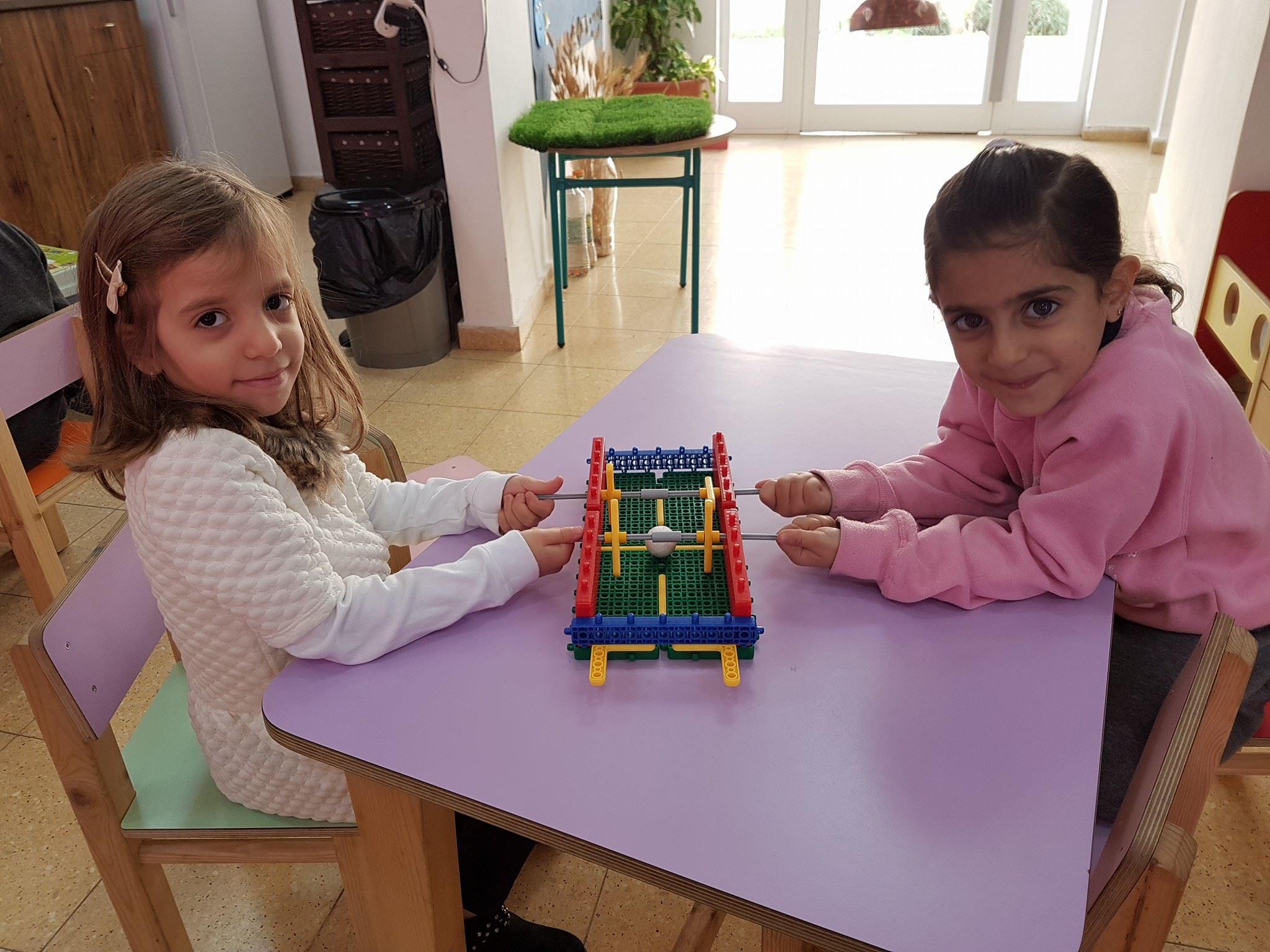 لعبة بناء جماعية في الصف