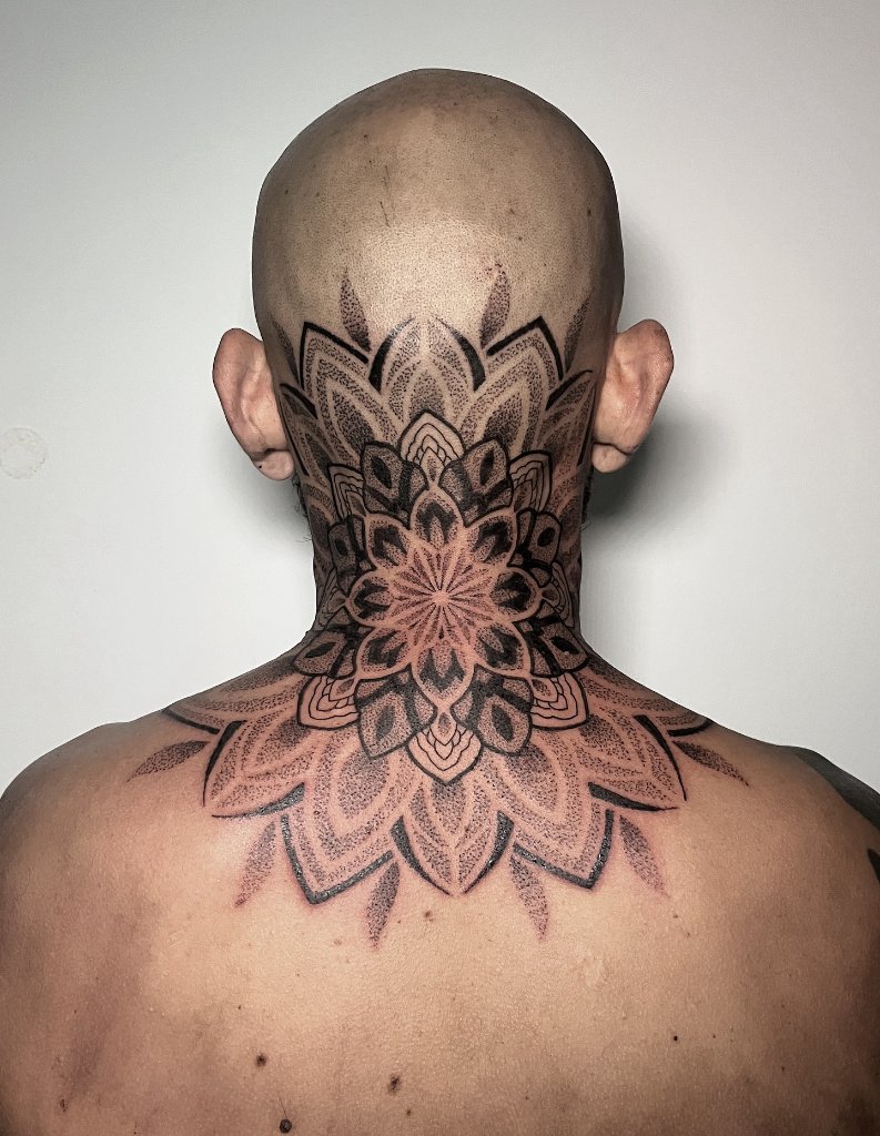 Mandala en cuello y espalda