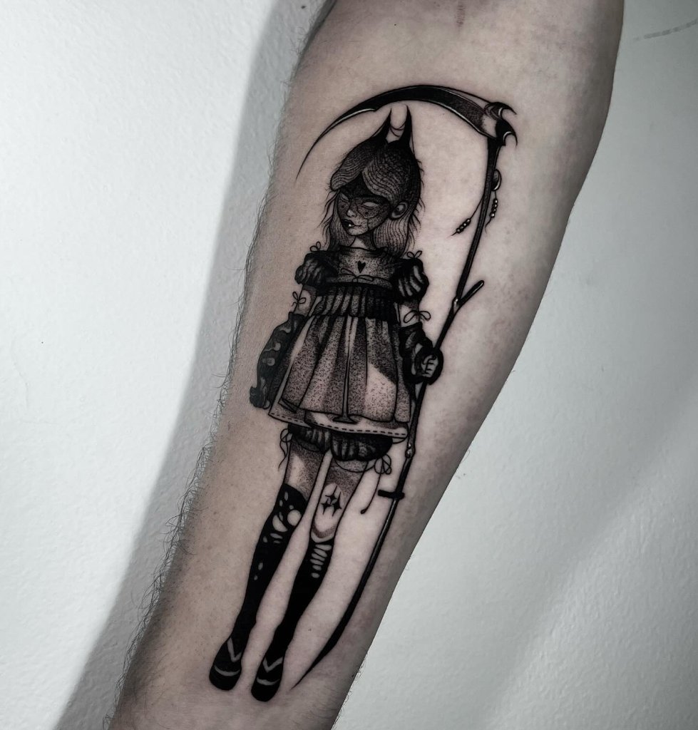 Niña con guadaña