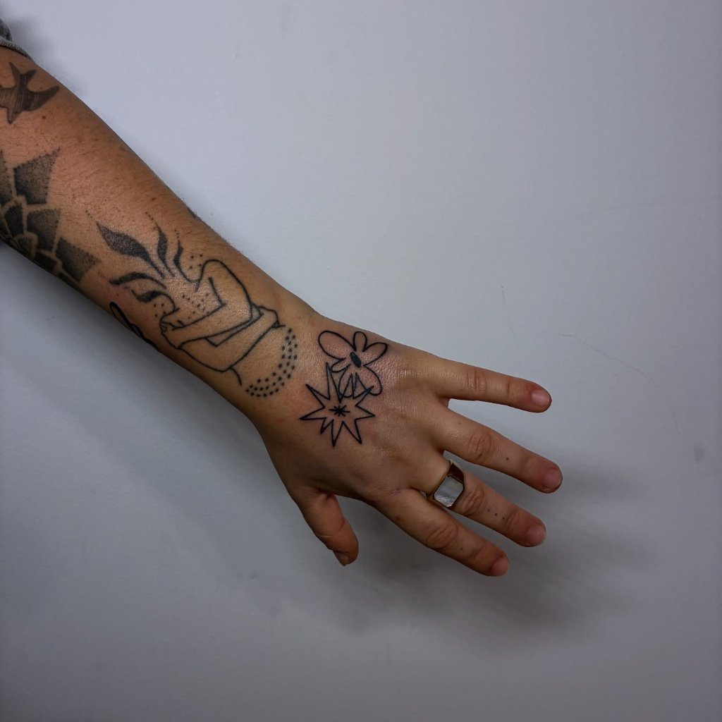 Estrella y flor en mano