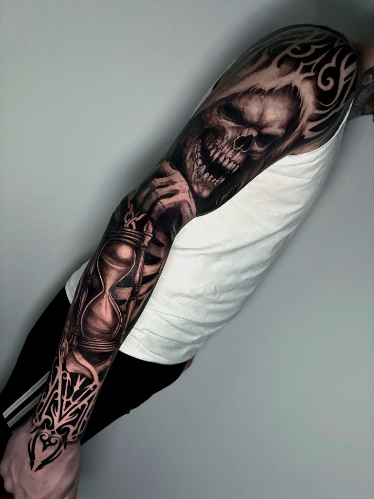 Sleeve calavera y reloj de arena