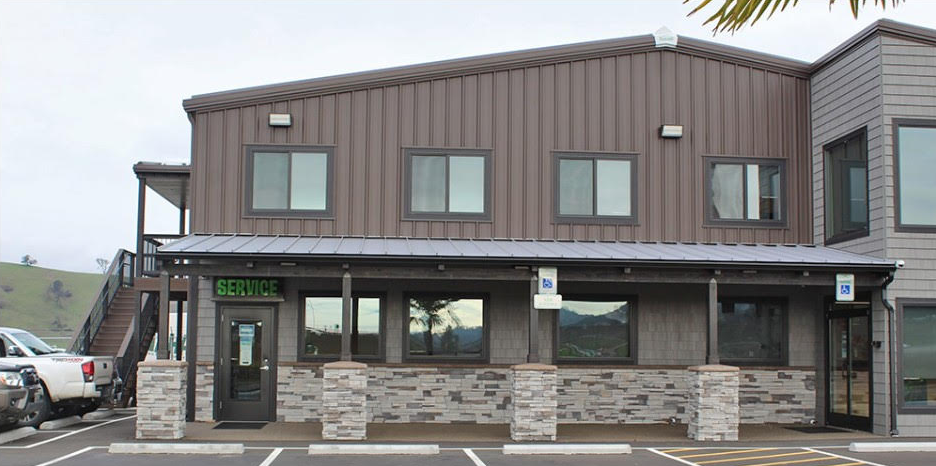 Service-oriented building with covered entry and mixed façade