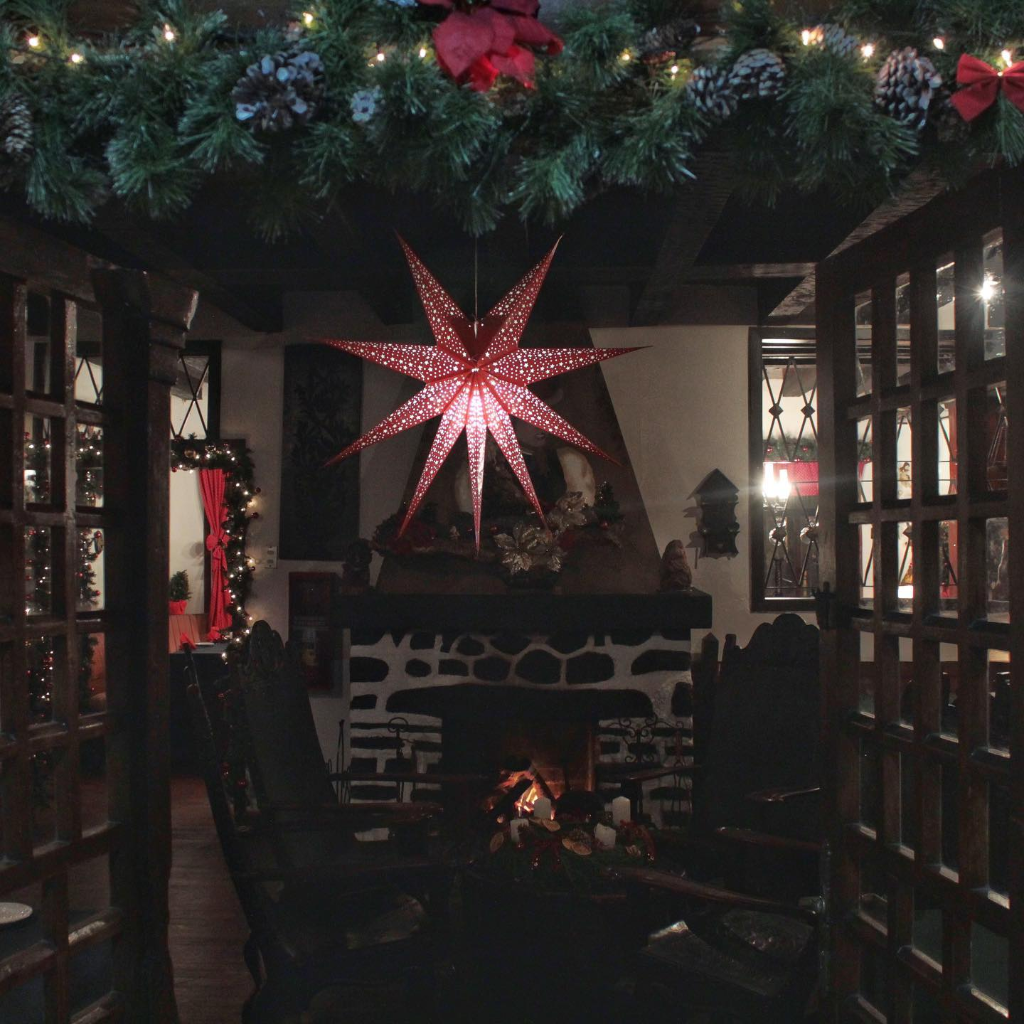 Salón con decoración navideña y chimenea