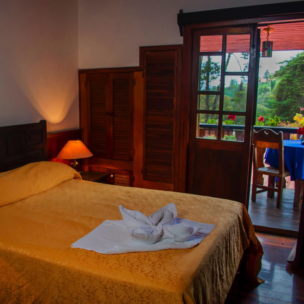 Habitación con balcón y vista al bosque