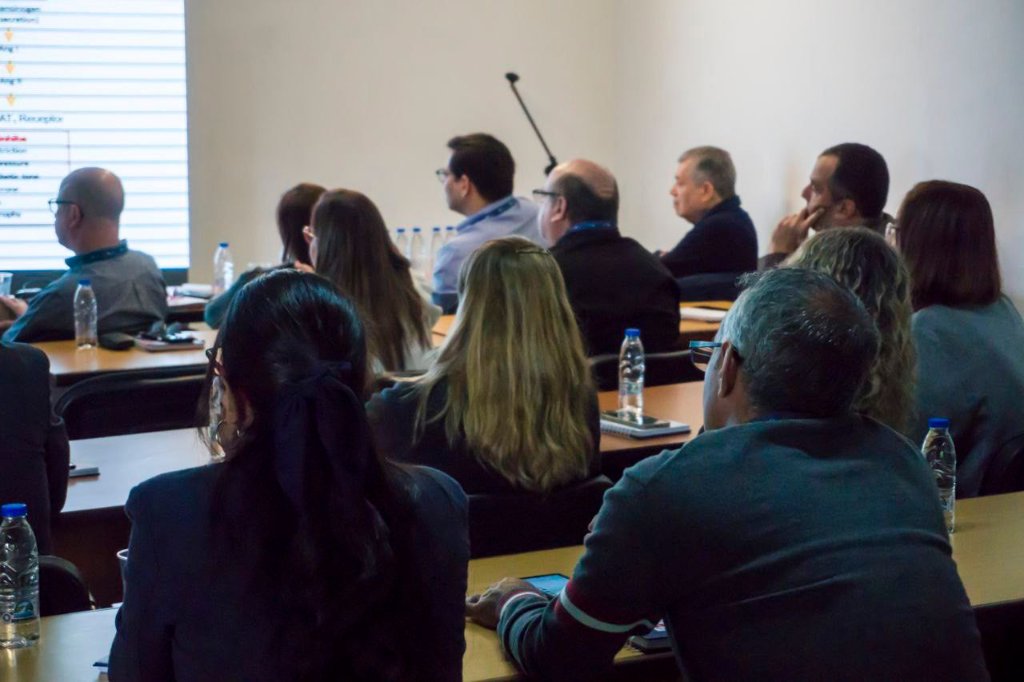 Asistentes en evento corporativo