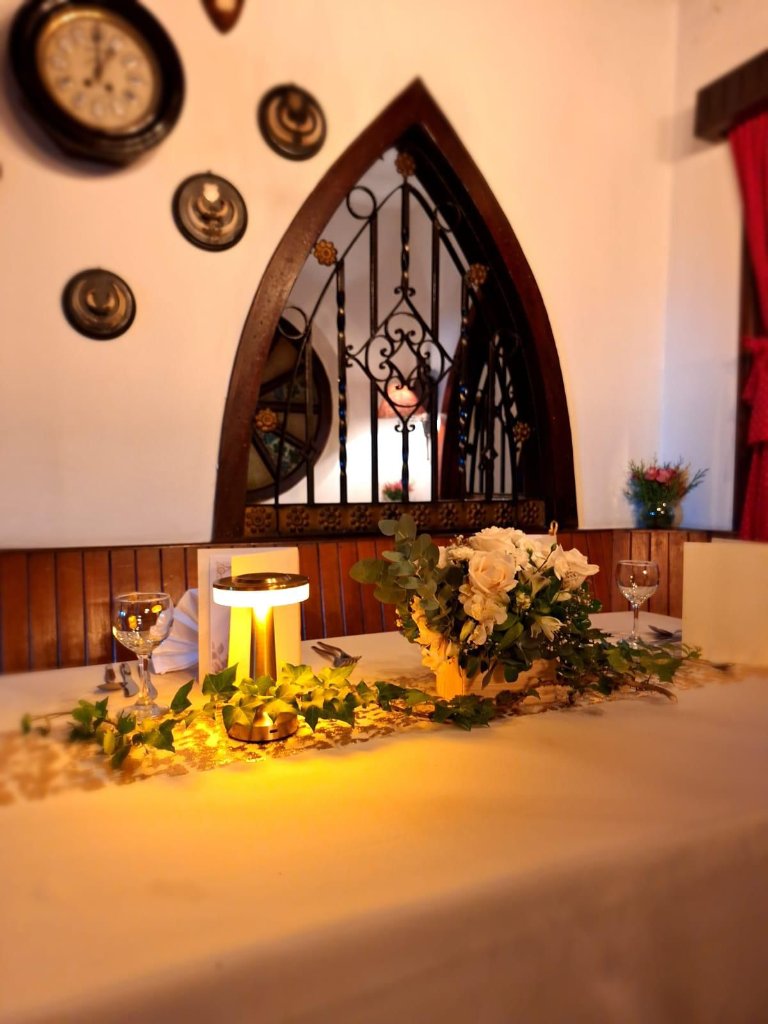 Mesa de honor con arreglo floral y velas
