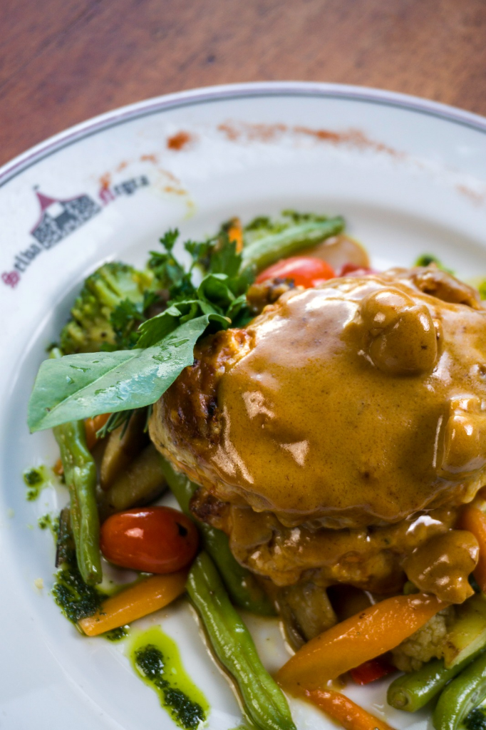 Pollo en salsa con vegetales frescos