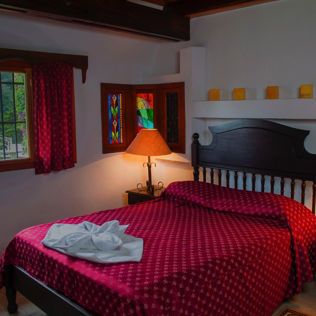 Habitación con ventanas de vitral
