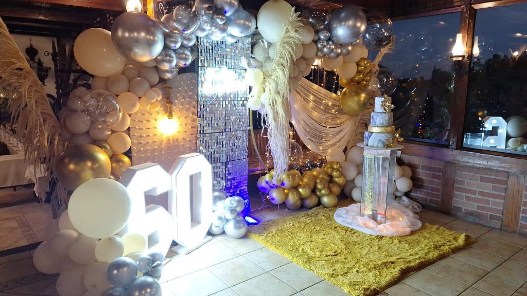 Decoración de cumpleaños 60 con globos