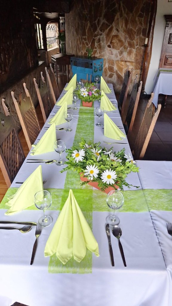 Mesa decorada con flores y servilletas