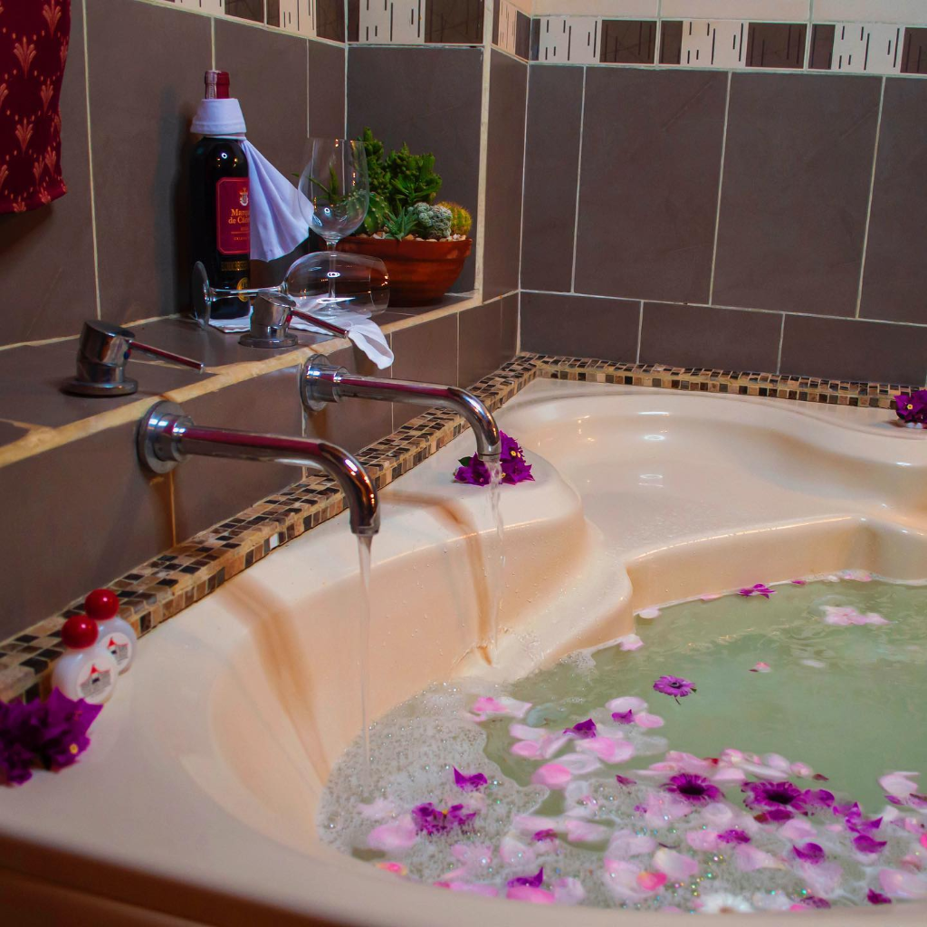 Jacuzzi romántico con pétalos de flores