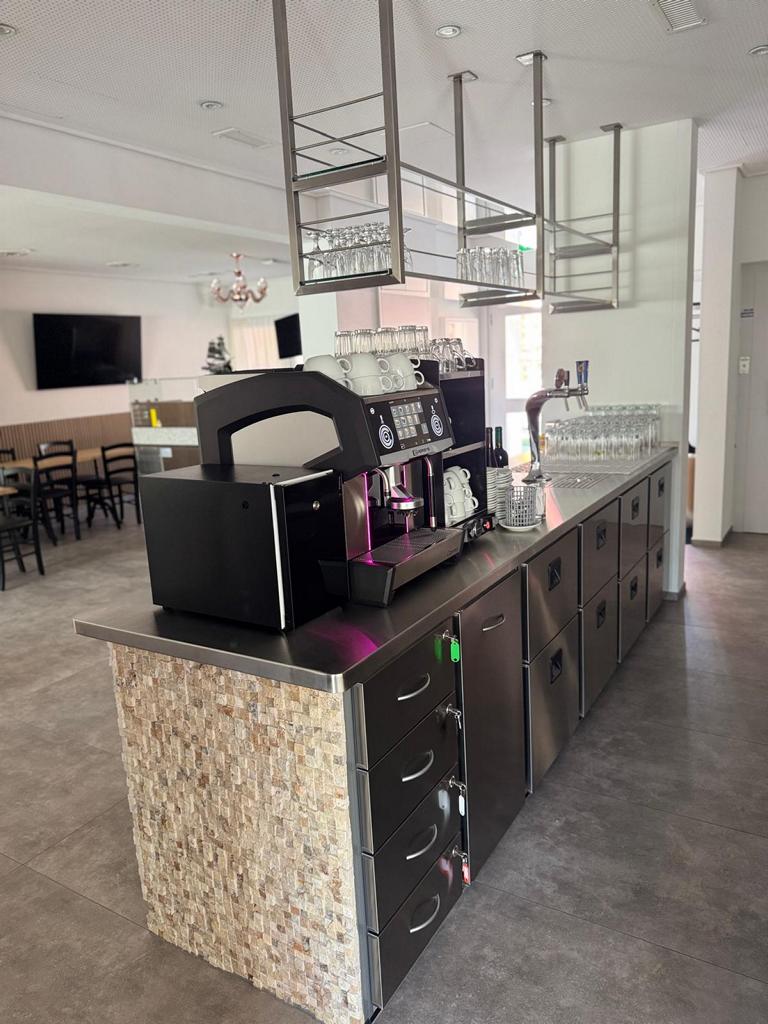 Bar mit Kaffeemaschine