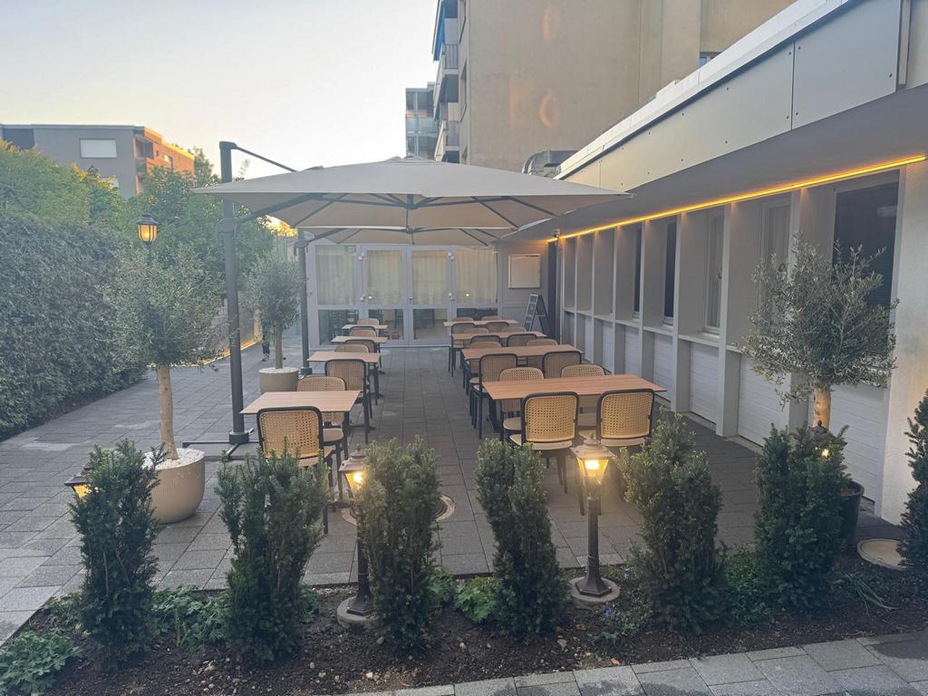 Hintere Terrasse Abend mit Sonnenschirmen