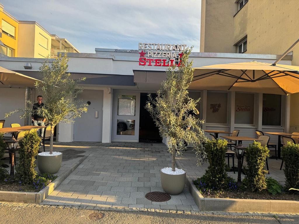 Restaurant Eingang mit Olivenbäumen