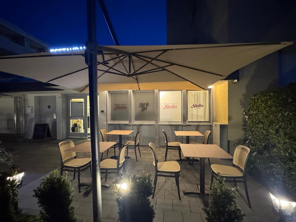 Terrasse Abend mit Sonnenschirmen